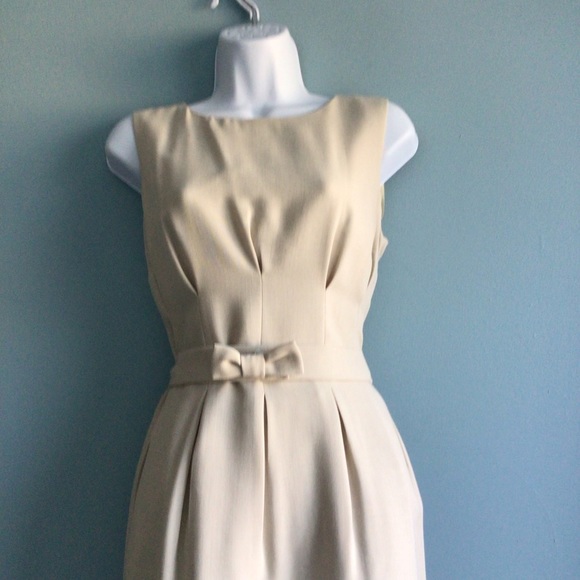 Helen McAlinden pleated sheath dress with bow belt beige sleeveless. Size 8 - Picture 5 of 10